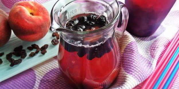 компот из ревеня, черноплодки и изюма