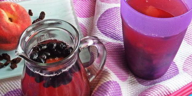 компот из ревеня, черноплодки и изюма