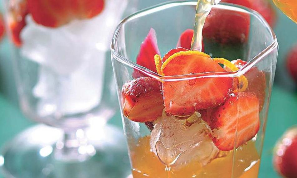 Рецепт компота из ревеня и клубники