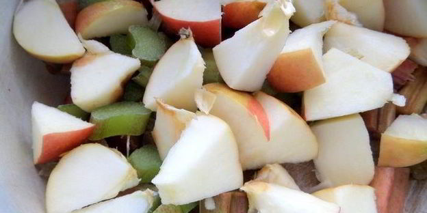 компот из ревеня, яблока и калины