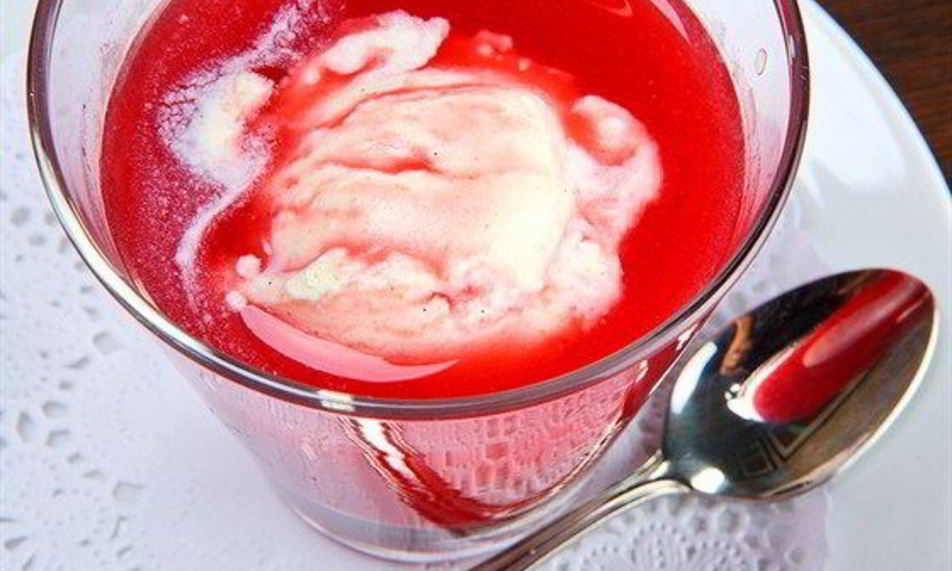 Рецепт компота из слив, малины и красного вина с ванильными взбитыми сливками