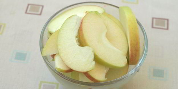 компот из терна, яблок и ежевики с мятой и лимоном