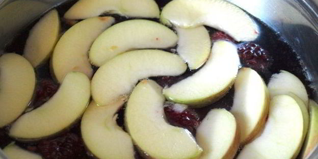 компот из терна, яблок и ежевики с мятой и лимоном