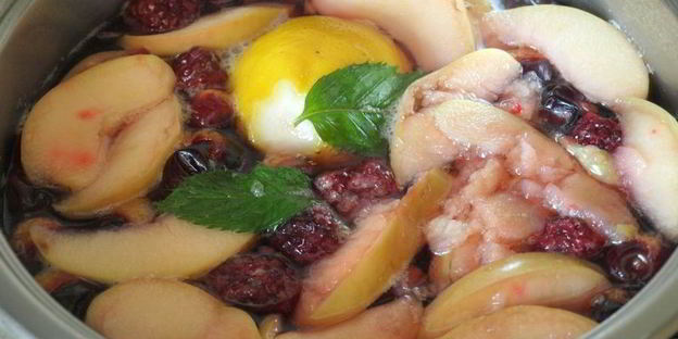 компот из терна, яблок и ежевики с мятой и лимоном