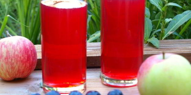 компот из терна, яблок и ежевики с мятой и лимоном