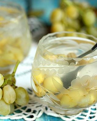 Компот из винограда в кастрюле