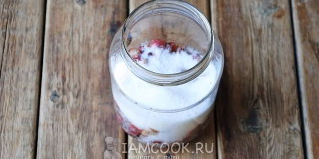 компот из вишни и крыжовника