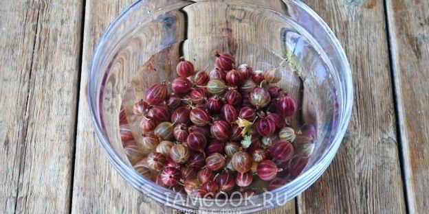 компот из вишни и крыжовника