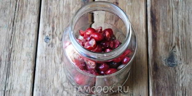 компот из вишни и крыжовника