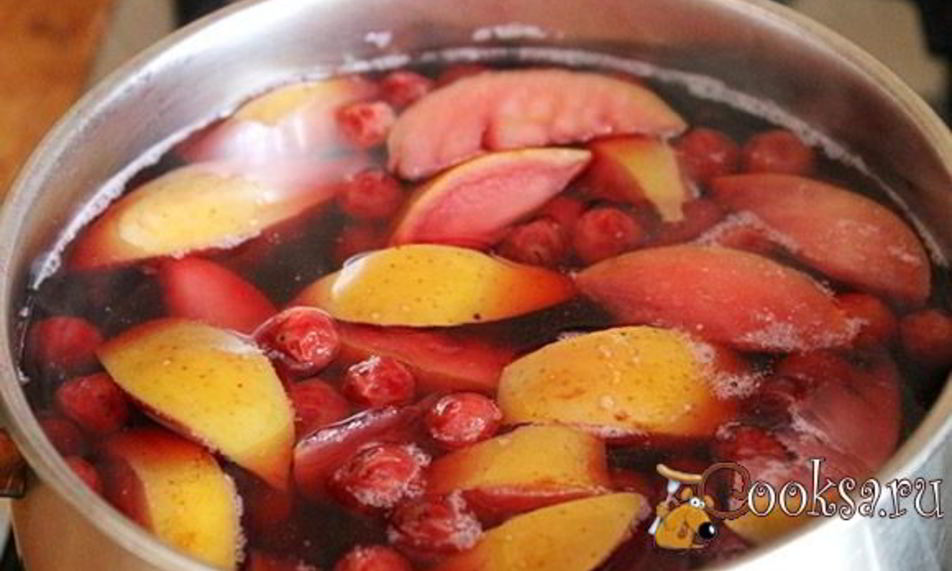 Рецепт компота из вишни и яблок на зиму