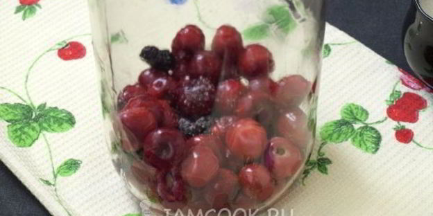 компот из вишни с шелковицей на зиму