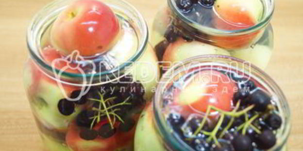 компот из яблок и черноплодной рябины