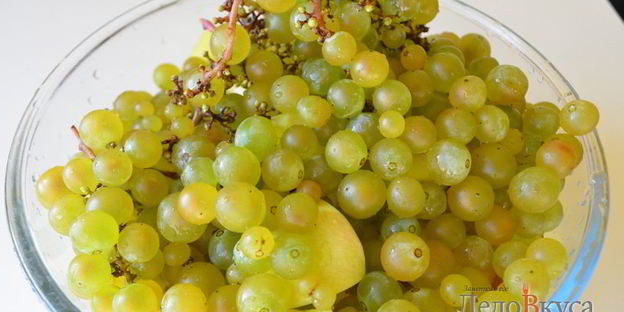 компот из яблок и винограда