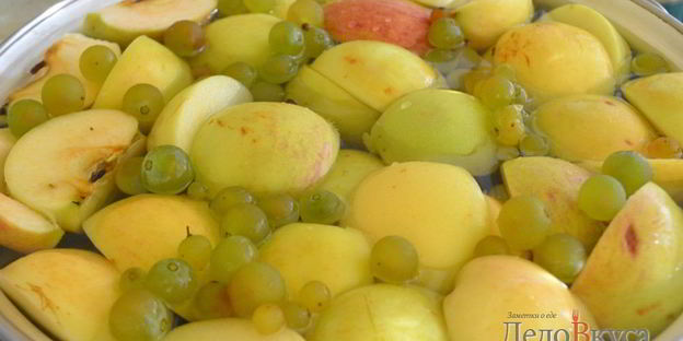 компот из яблок и винограда