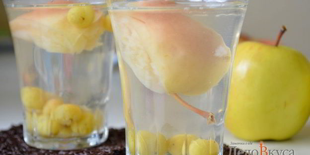 компот из яблок и винограда