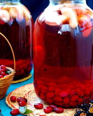 Компот из яблок, кизила и бузины