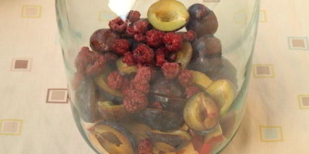 компот из яблок, слив и малины на зиму