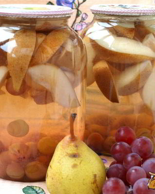 Компот с виноградом и грушами на зиму