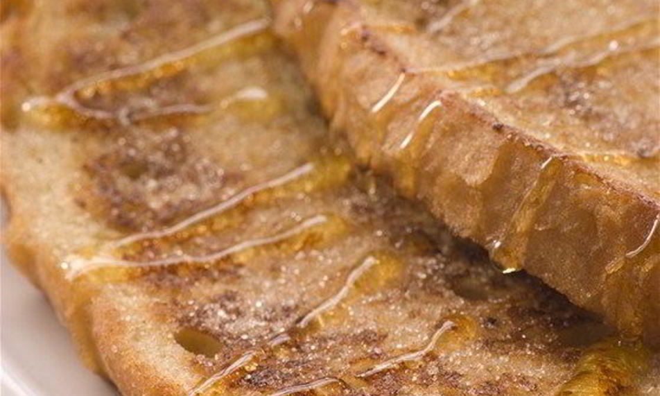 Рецепт сладких французских тостов с теплым персиковым компотом и кленовым сиропом