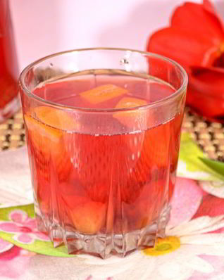 Вишневый компот с ягодами йошты и апельсином