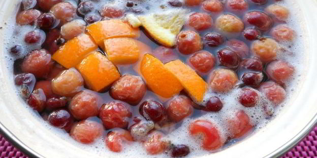 вишневый компот с ягодами йошты и апельсином