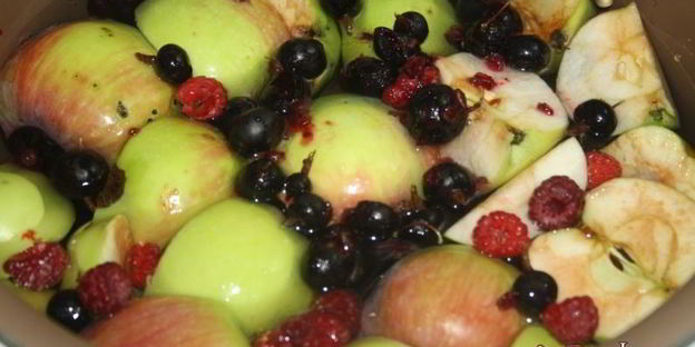 яблочный компот с виноградными листочками