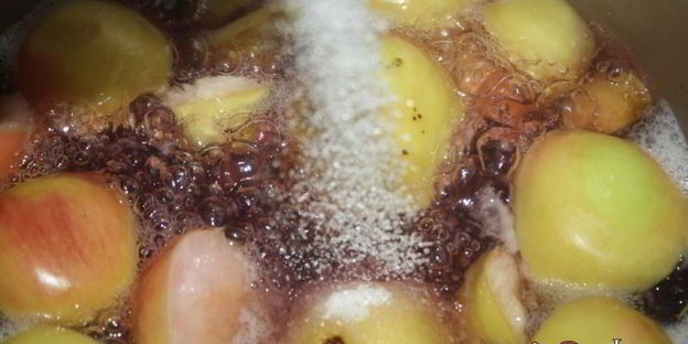 яблочный компот с виноградными листочками