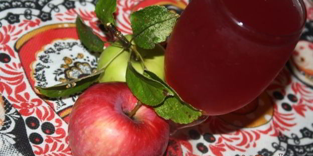 яблочный компот с виноградными листочками