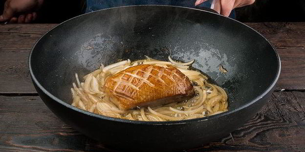 пряная утиная грудка, тушеная в лечо