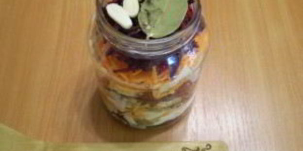 быстрая маринованная капуста со свеклой