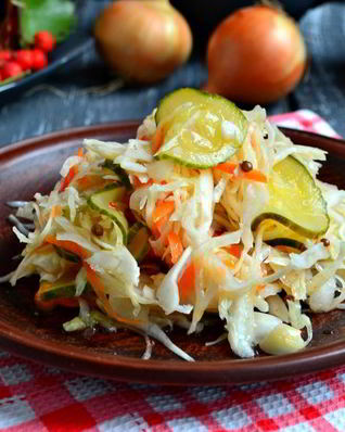Капуста маринованная с огурцами