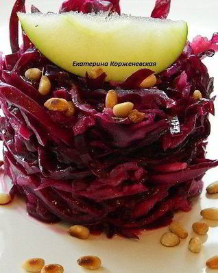 Маринованная капуста с яблоками и кедровыми орехами