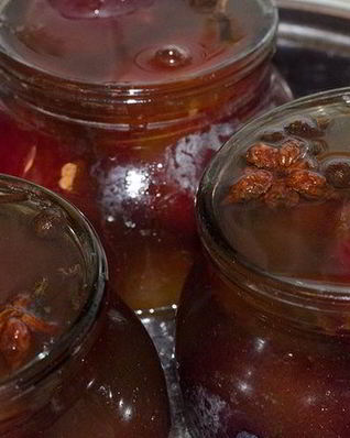 Маринованные сливы с бадьяном