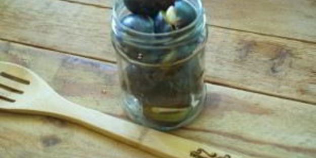 маринованные сливы с чесноком