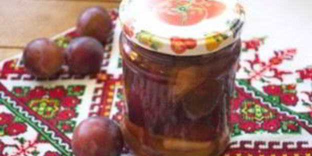 маринованные сливы с чесноком