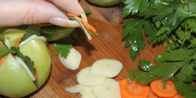 зеленые острые маринованные помидоры