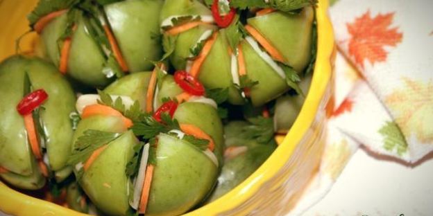 зеленые острые маринованные помидоры