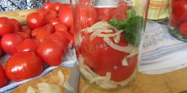 помидоры в желатине с луком на зиму