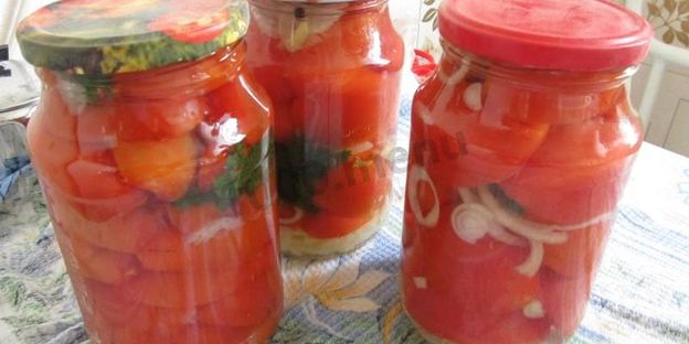 помидоры в желатине с луком на зиму