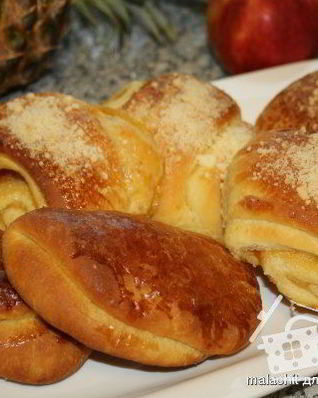 Дрожжевые рулетики с яблочным повидлом