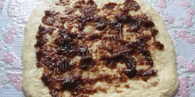 сдобный рулет с повидлом