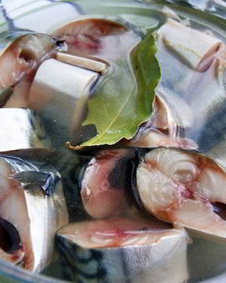 Быстрая скумбрия пряного посола по-домашнему