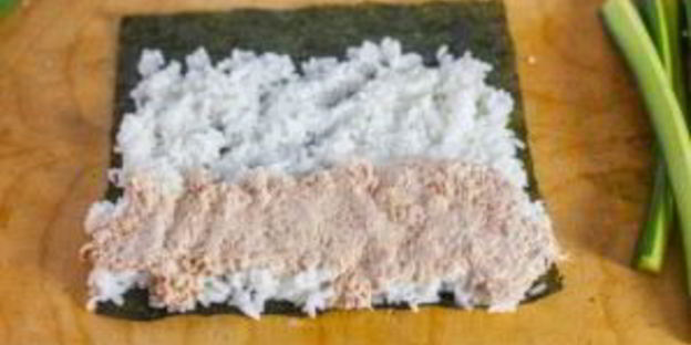 консервированный тунец с рисом и авокадо