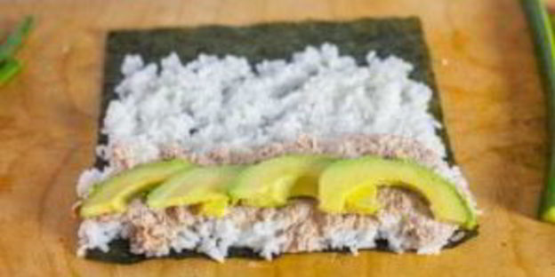 консервированный тунец с рисом и авокадо