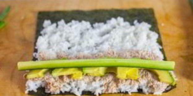 консервированный тунец с рисом и авокадо