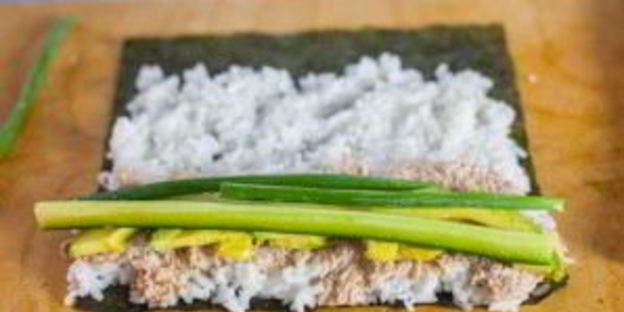 консервированный тунец с рисом и авокадо