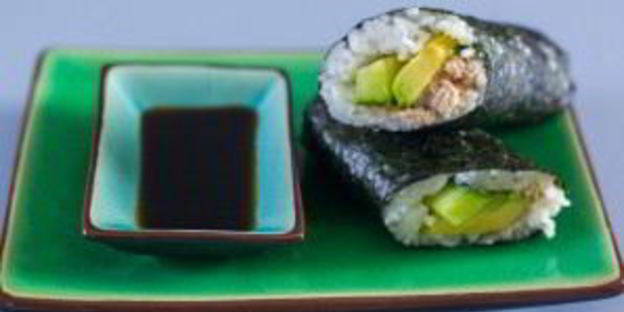 консервированный тунец с рисом и авокадо