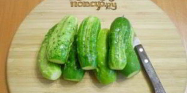 малосольные огурчики в кастрюле