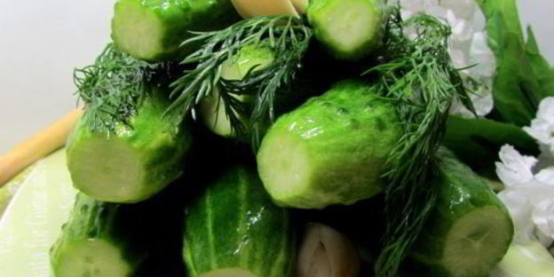 малосольные огурчики в минеральной воде