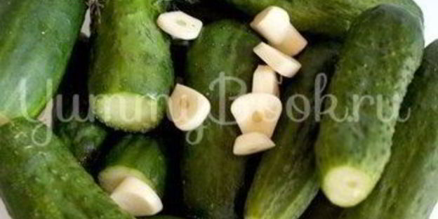 малосольные огурцы на минеральной воде